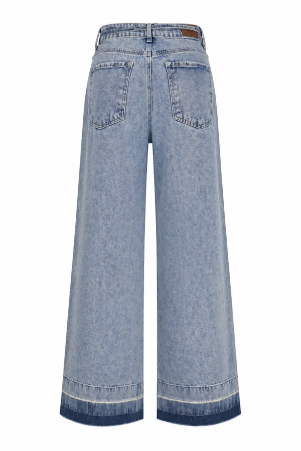 7718C9CE-7D64-48FD-B6D6-BE9F62854336 Jeans de pernera ancha con cinturón de lazo en azul claro lavado