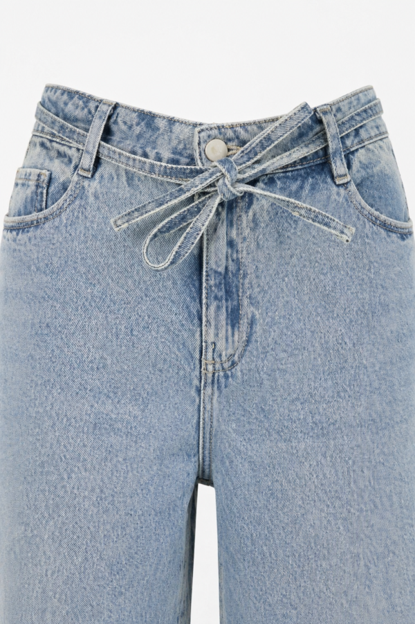 CA97D87F-AD1F-49B2-8B50-7C01A3447C1D Jeans de pernera ancha con cinturón de lazo en azul claro lavado